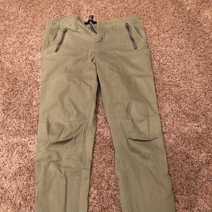 Stylish, zip-bottom pants